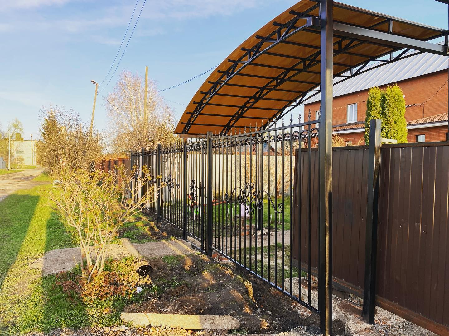 Как выбрать автонавес для семейной парковки в Лыткарино, если один автомобиль выше и шире другого