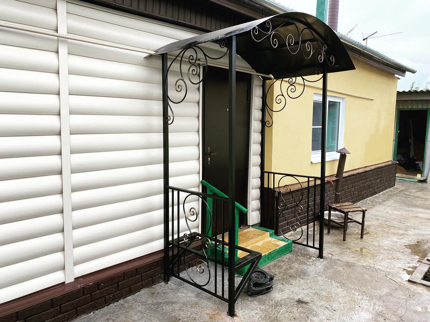 Какой материал для козырька дольше сохраняет внешний вид в Лыткарино: стекло, поликарбонат или металл